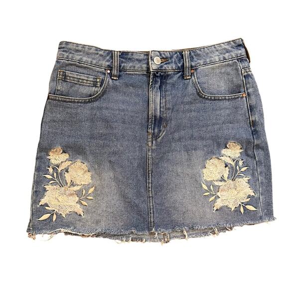 Pacsun Denim Cutoff Mini Skirt with Floral Embroidered Applique 27 - Picture 2 of 7